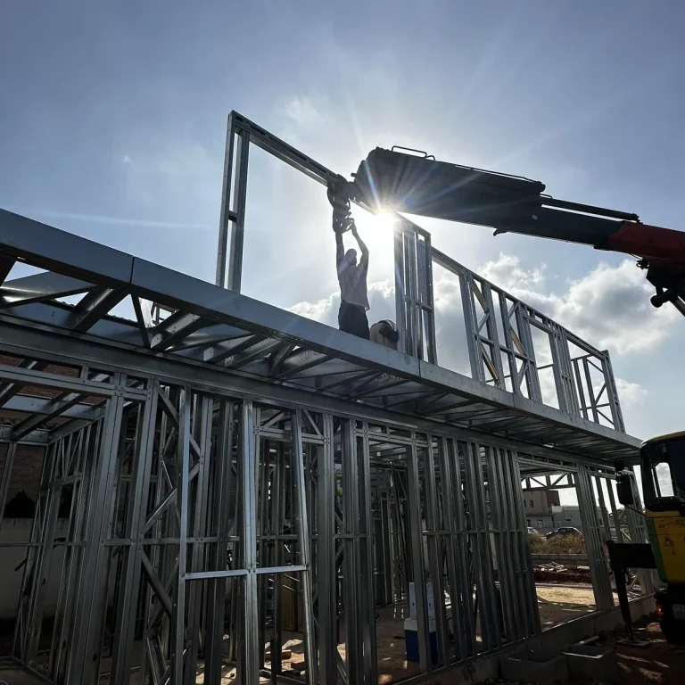 Estructura ligera de acero conformado en frío durante el montaje