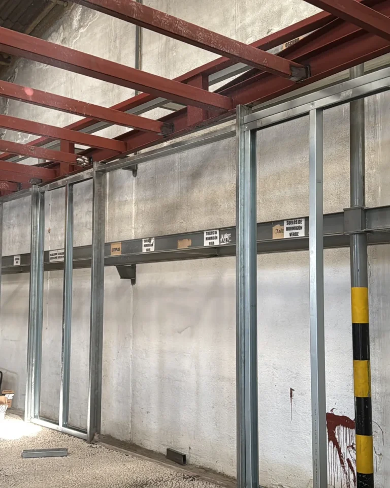 Detalle de cálculo estructural en perfiles de una estructura Steel Frame