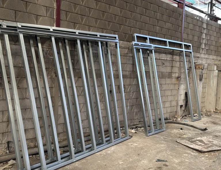 Entramado de perfiles de acero galvanizado preparados en taller