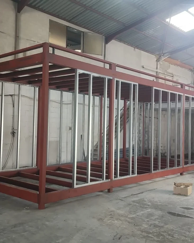 Esqueleto metálico de una estructura Steel Frame en taller antes de su montaje