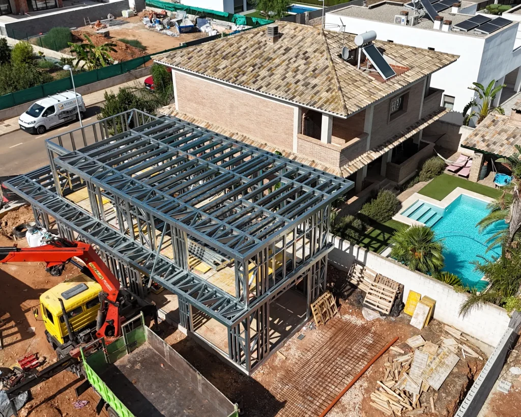 Estructura Steel Frame en plena ejecución con camión grúa