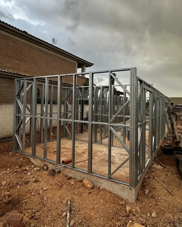 Estructura Steel Frame recién montada sobre su cimentación