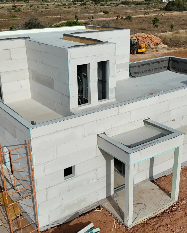 Fachada de una estructura Steel Frame de dos plantas en fase de montaje