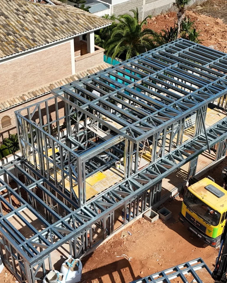 Montaje de cubierta de una estructura Steel Frame con grúa