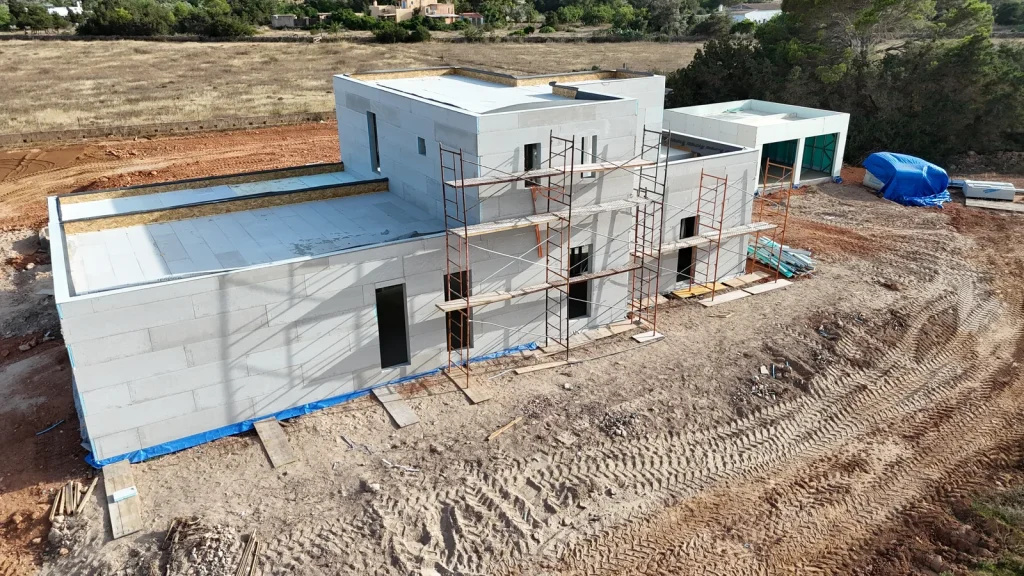 Montaje de estructura Steel Frame con andamiaje en fase de obra