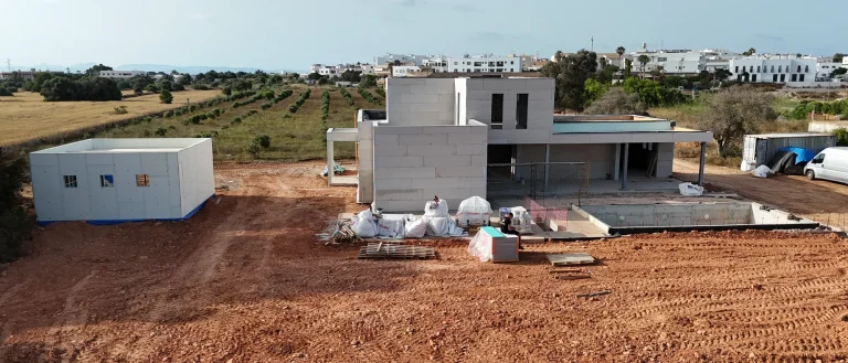 Vivienda y módulo auxiliar en Steel Frame durante la fase final de obra